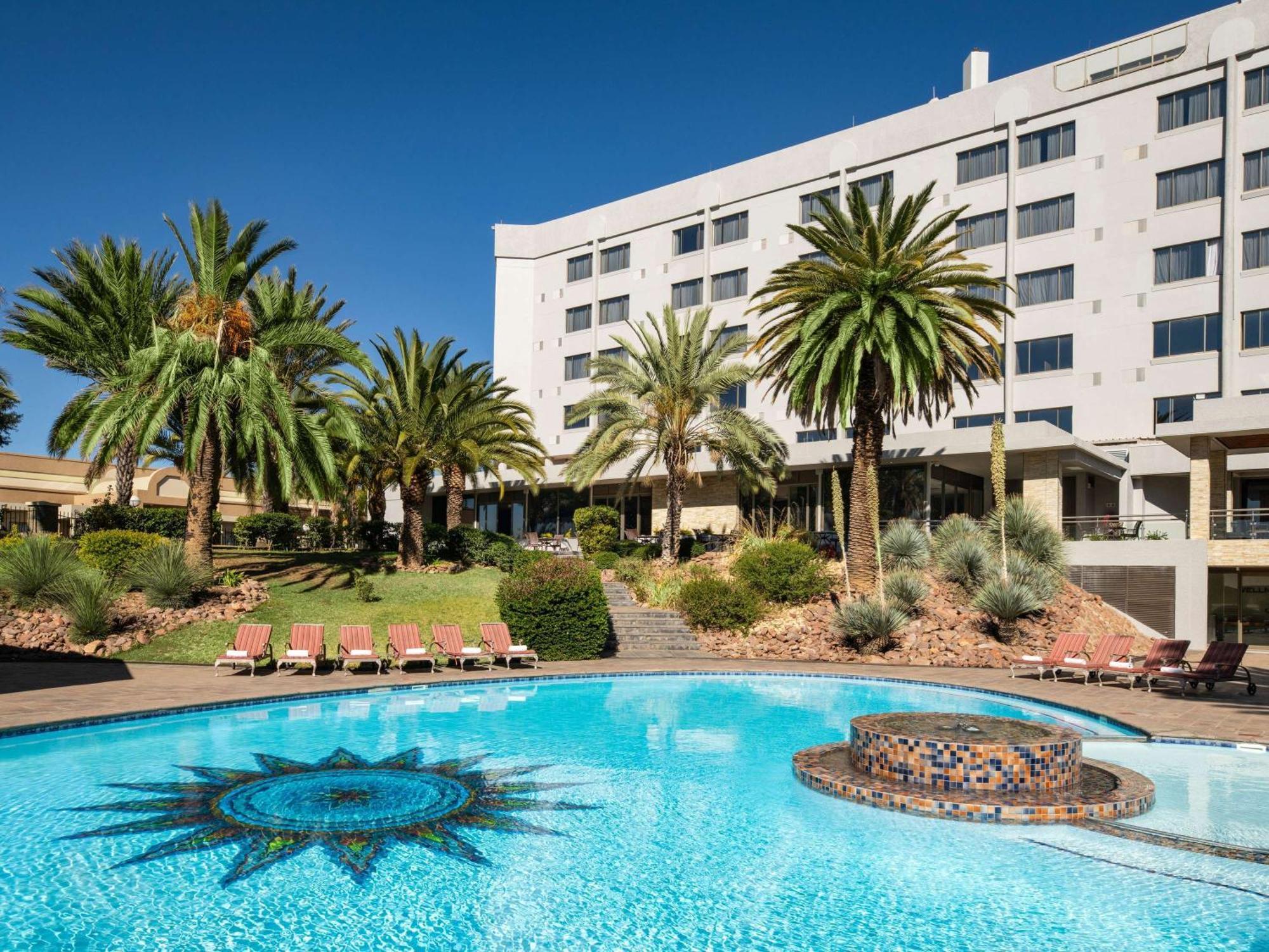 Moevenpick Hotel Windhoek Exterior photo